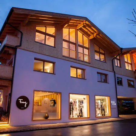 Moderne Gebäudeansicht des Franz mit beleuchteten Fenstern