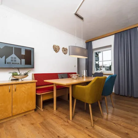 Wohnbereich mit Essplatz, TV und Fenster zur Terrasse