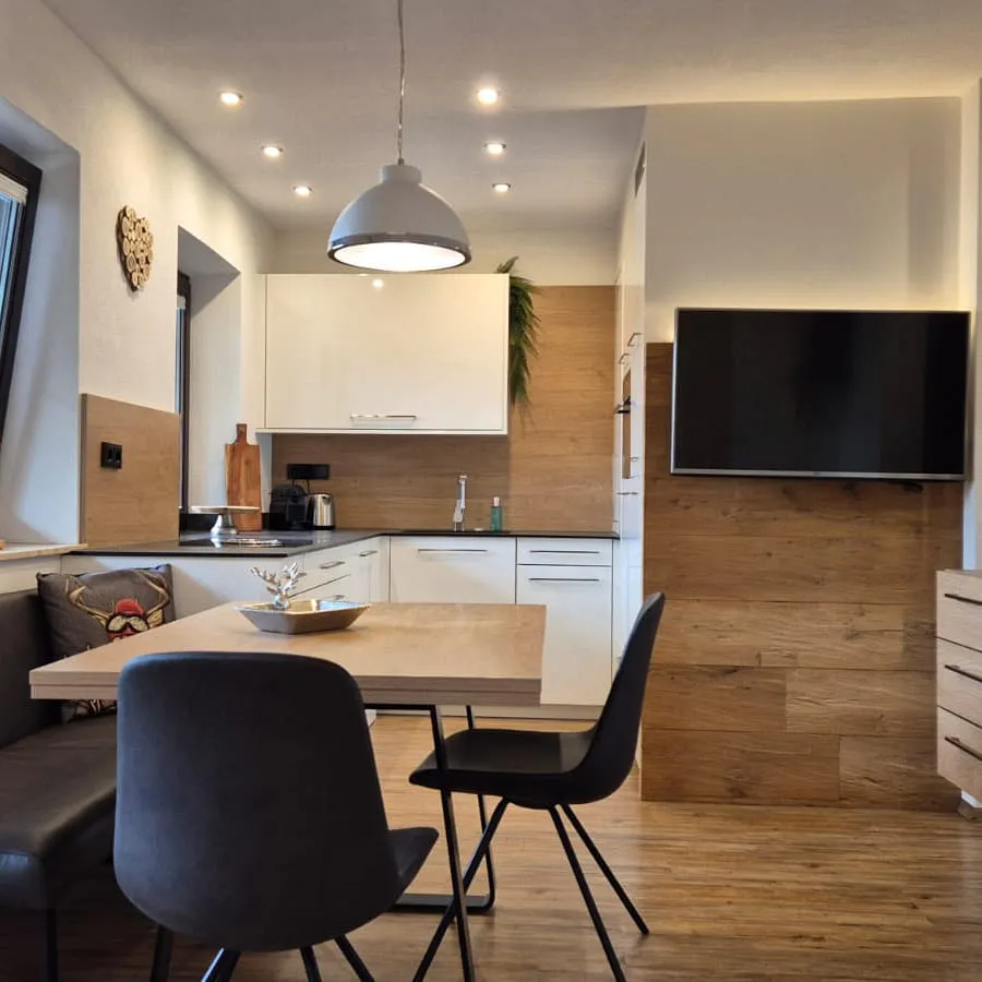 Modernes Esszimmer mit Holzdetails und offenem Layout