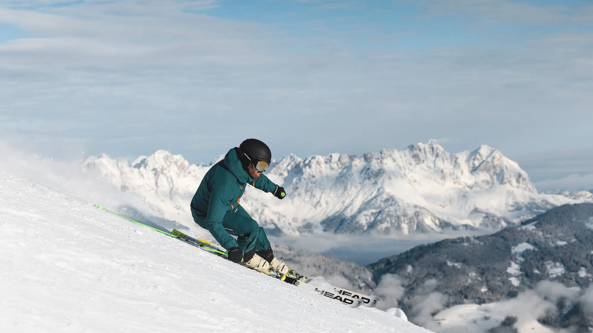 Skifahrer in Winterlandschaft mit Bergen im Hintergrund
